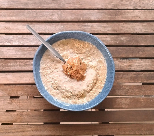 Porridge Crémeux Chaud au Caramel Salé & Beurre de Cacahuète